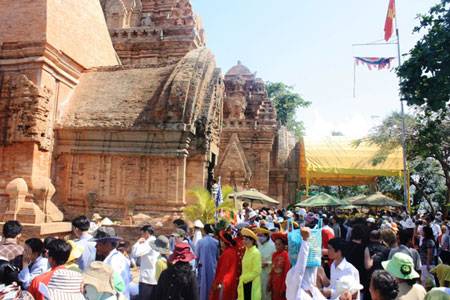 Khai Mạc Lễ Hội Tháp Bà Ponagar 2014 - Ảnh 1