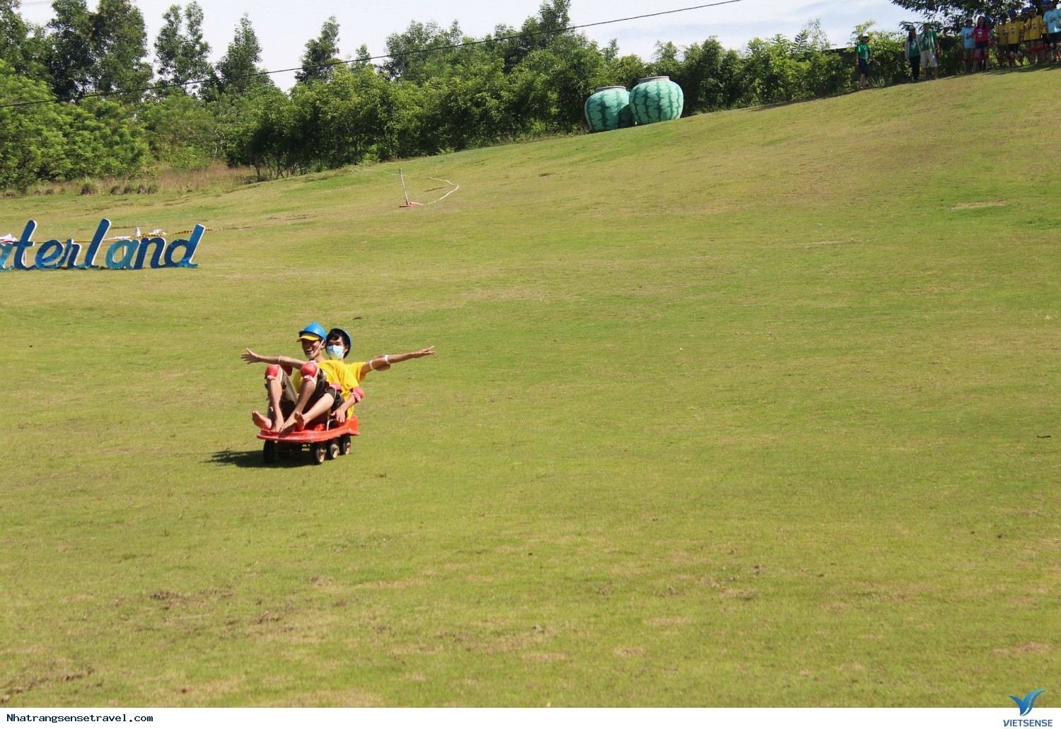 Khu trò chơi trượt cỏ Khu trò chơi trượt cỏ