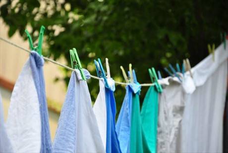 Mẹo giặt quần áo nhanh khô khi đi thăm quan - Ảnh 2