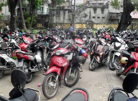 Người dân và khách thăm quan cận trọng, trông coi tài sản tại các công viên bãi biển Nha Trang. - Ảnh 1 Người dân và khách thăm quan cận trọng, trông coi tài sản tại các công viên bãi biển Nha Trang. - Ảnh 1