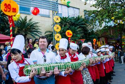 Nha Trang Chào Xuân 2015 Với Bánh Tét Kỷ Lục Dài 40 Mét - Ảnh 1 Nha Trang Chào Xuân 2015 Với Bánh Tét Kỷ Lục Dài 40 Mét - Ảnh 1