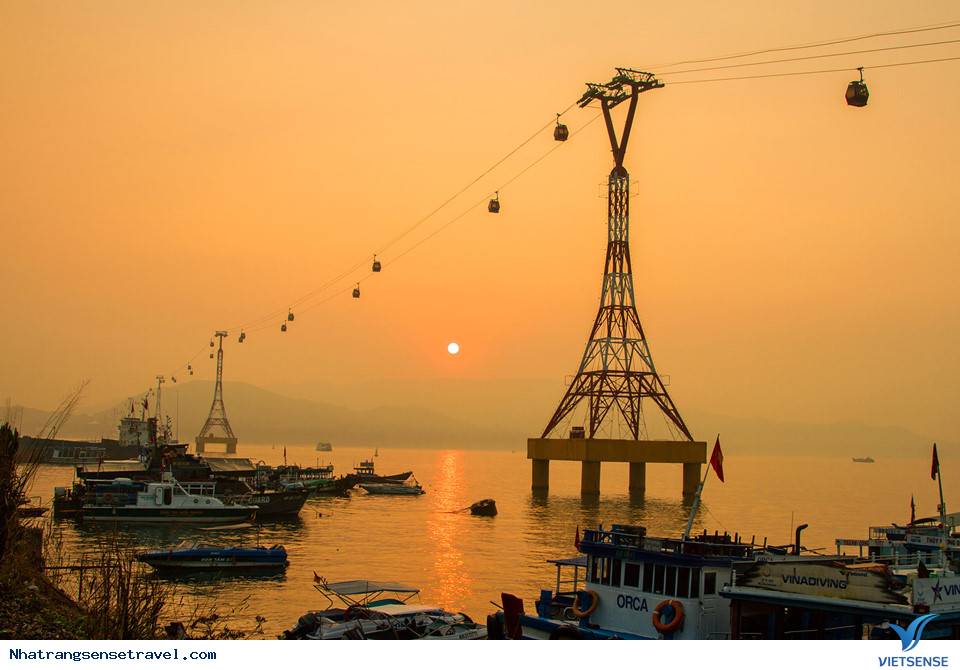 Nha Trang đẹp đến nao lòng khi nhìn từ hải đăng Hòn Lớn - Ảnh 1 Nha Trang đẹp đến nao lòng khi nhìn từ hải đăng Hòn Lớn - Ảnh 1