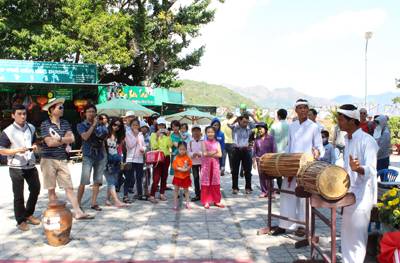Nha Trang: Hàng Nghìn Lữ khách
 Đổ Về Các điểm thăm quan - Ảnh 4 Nha Trang: Hàng Nghìn Lữ khách
 Đổ Về Các điểm thăm quan - Ảnh 4