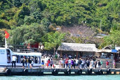 Nha Trang: Hàng Nghìn Lữ khách
 Đổ Về Các điểm thăm quan - Ảnh 1 Nha Trang: Hàng Nghìn Lữ khách
 Đổ Về Các điểm thăm quan - Ảnh 1