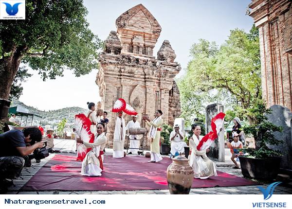 Nha Trang Khai Mạc Lễ Hội Tháp Bà Pornagar Năm 2015 - Ảnh 2 Nha Trang Khai Mạc Lễ Hội Tháp Bà Pornagar Năm 2015 - Ảnh 2