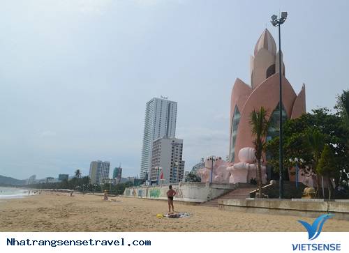 Nha Trang Thành Lập Bãi Tắm Đêm Phục Vụ khách thăm quan - Ảnh 1 Nha Trang Thành Lập Bãi Tắm Đêm Phục Vụ khách thăm quan - Ảnh 1