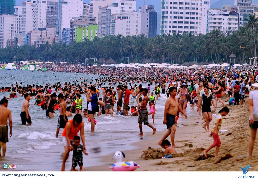 Những Bãi Biển Nha Trang Đón Hàng Chục Nghìn khách thăm quan - Ảnh 5 Những Bãi Biển Nha Trang Đón Hàng Chục Nghìn khách thăm quan - Ảnh 5