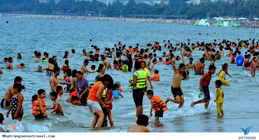 Những Bãi Biển Nha Trang Đón Hàng Chục Nghìn khách thăm quan - Ảnh 4 Những Bãi Biển Nha Trang Đón Hàng Chục Nghìn khách thăm quan - Ảnh 4