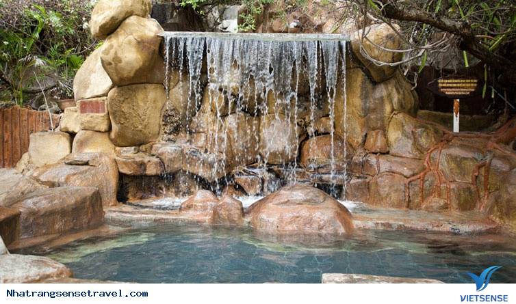 Suối khoáng nóng tháp bà