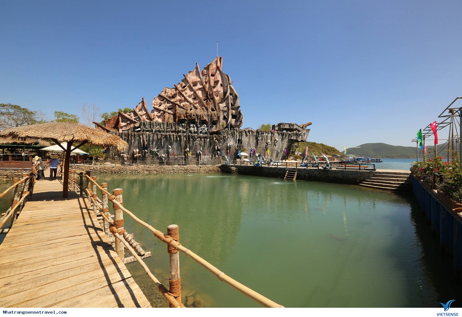 Tham quan chơi gì ở thủy cung Trí Nguyên?