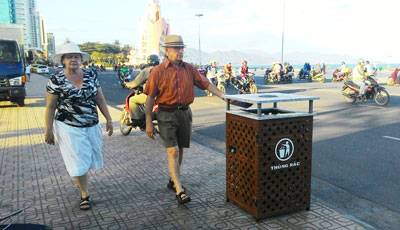 Thành Phố Nha Trang Lắp Đặt 100 Thùng Rác Mới - Ảnh 1 Thành Phố Nha Trang Lắp Đặt 100 Thùng Rác Mới - Ảnh 1