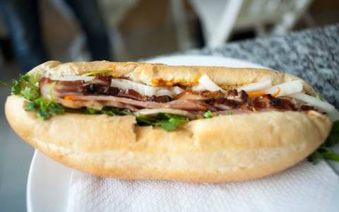 Tổng Hợp Các Xe Bánh Mì Ngon Cho Bữa Sáng Ở Nha Trang - Ảnh 6 Tổng Hợp Các Xe Bánh Mì Ngon Cho Bữa Sáng Ở Nha Trang - Ảnh 6