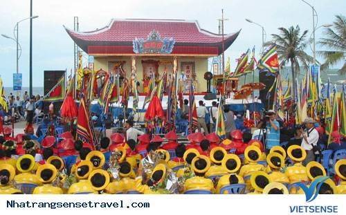 Lễ hội Khánh Hòa không chỉ là một lễ hội tôn vinh văn hóa đặc trưng của vùng biển miền Trung mà còn là sự kiện thu hút khách du lịch khắp nơi đến tham gia. Với nhiều hoạt động thú vị, từ rước di sản văn hoá, đến các trò chơi vận động và ẩm thực dân dã, lễ hội Khánh Hòa hứa hẹn mang đến những trải nghiệm khoái lạc cho du khách.