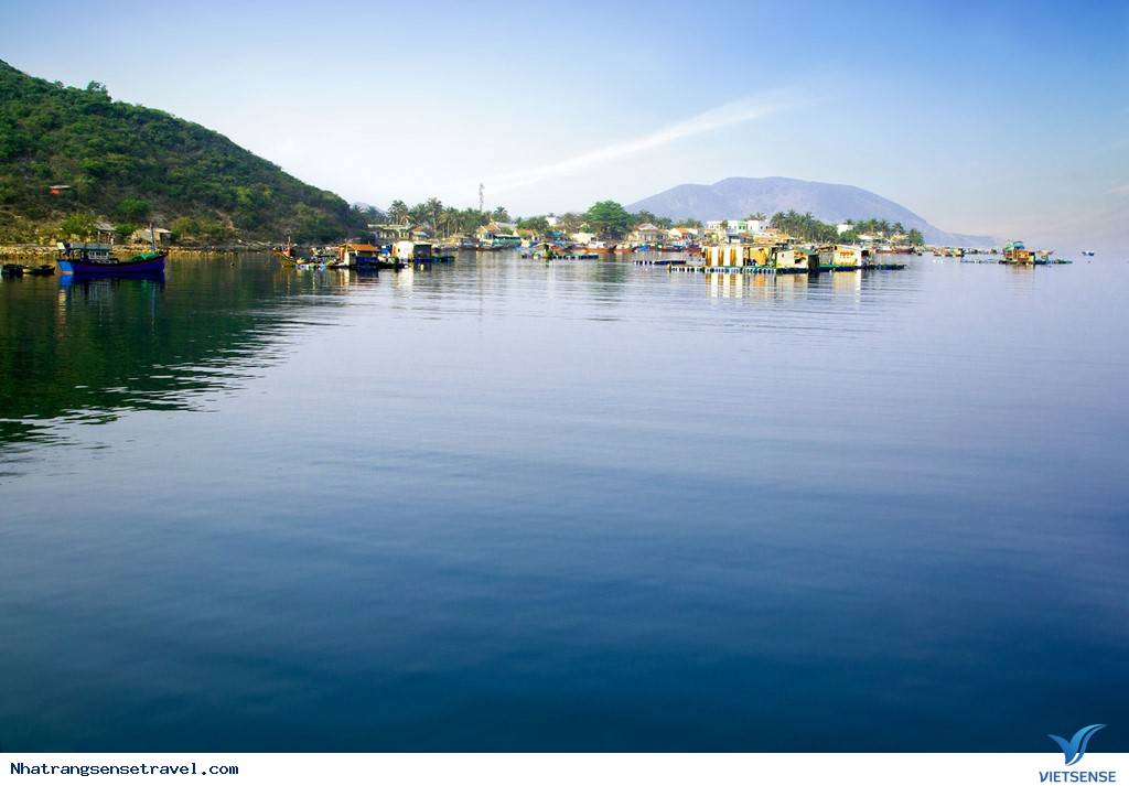 Vinh Nha Trang Êm Đềm Nhìn Từ Ngọn Hải Đăng Hòn Lớn - Ảnh 3