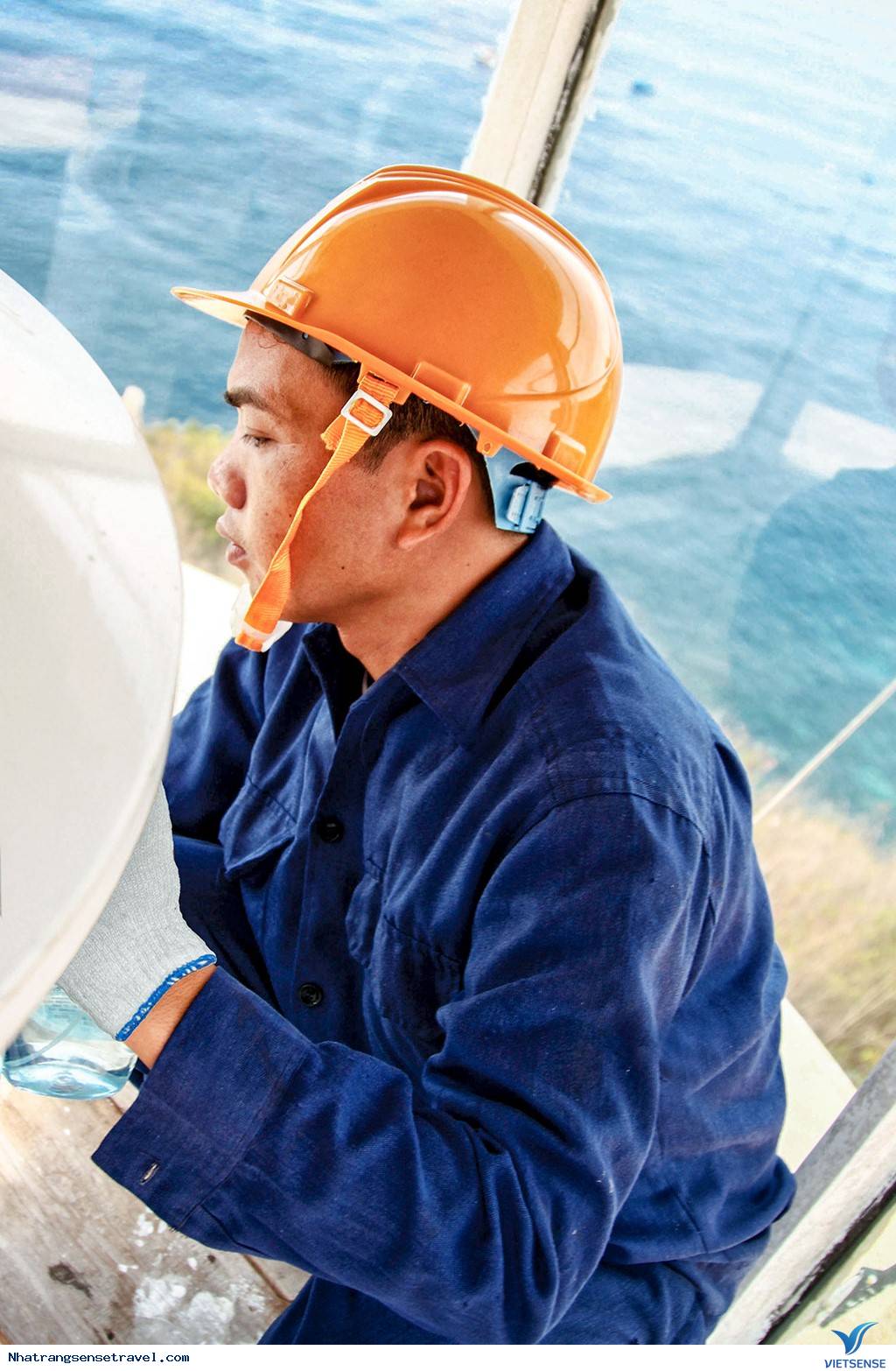 Vinh Nha Trang Êm Đềm Nhìn Từ Ngọn Hải Đăng Hòn Lớn - Ảnh 14