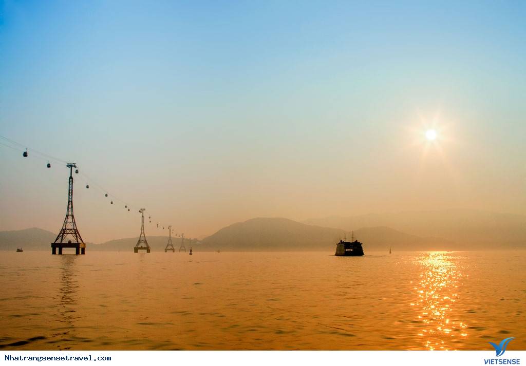 Vinh Nha Trang Êm Đềm Nhìn Từ Ngọn Hải Đăng Hòn Lớn - Ảnh 2