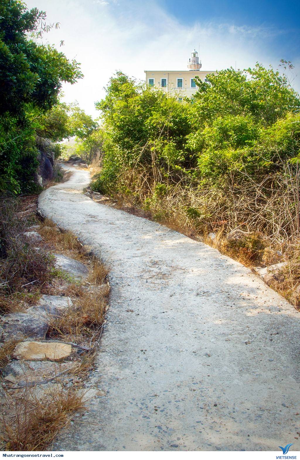 Vinh Nha Trang Êm Đềm Nhìn Từ Ngọn Hải Đăng Hòn Lớn - Ảnh 9