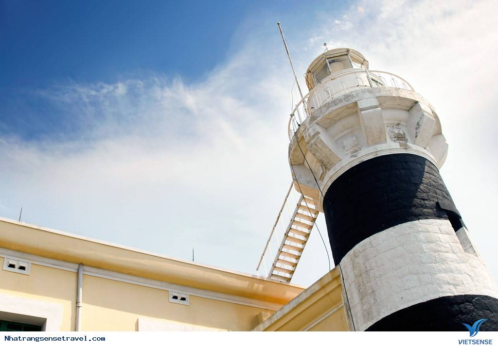 Vinh Nha Trang Êm Đềm Nhìn Từ Ngọn Hải Đăng Hòn Lớn - Ảnh 11