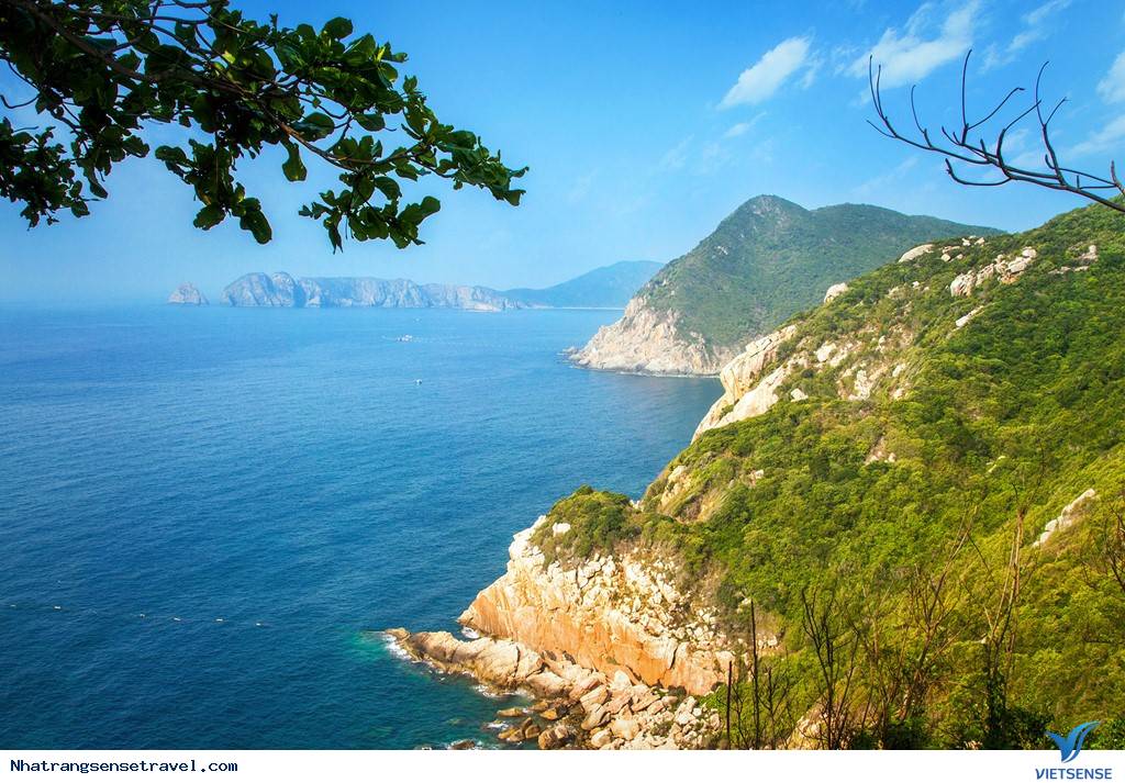 Vinh Nha Trang Êm Đềm Nhìn Từ Ngọn Hải Đăng Hòn Lớn - Ảnh 15