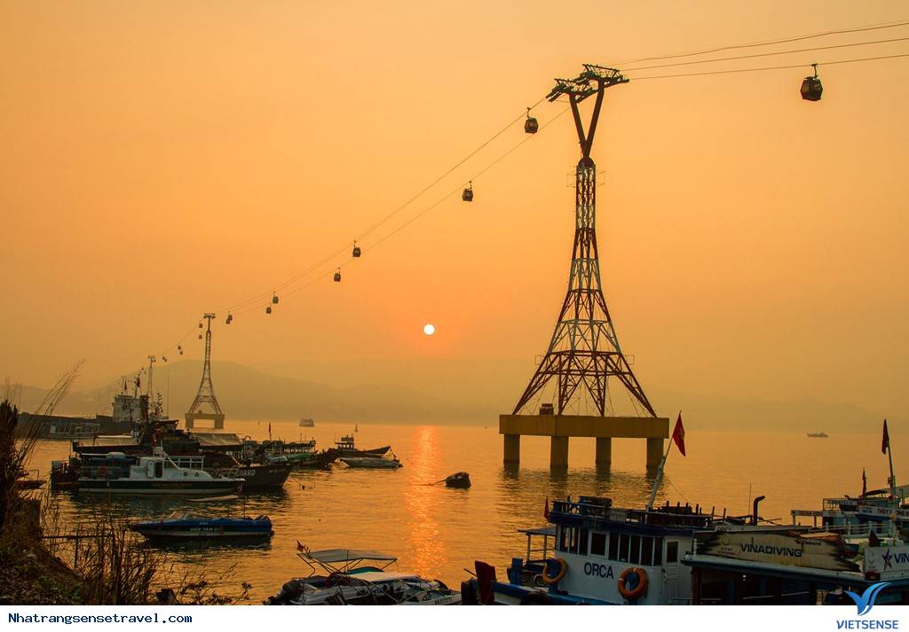 Vinh Nha Trang Êm Đềm Nhìn Từ Ngọn Hải Đăng Hòn Lớn - Ảnh 1