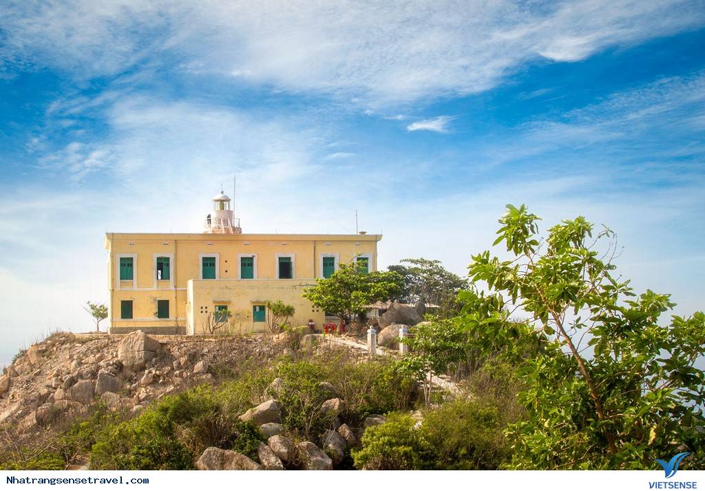 Vinh Nha Trang Êm Đềm Nhìn Từ Ngọn Hải Đăng Hòn Lớn - Ảnh 10