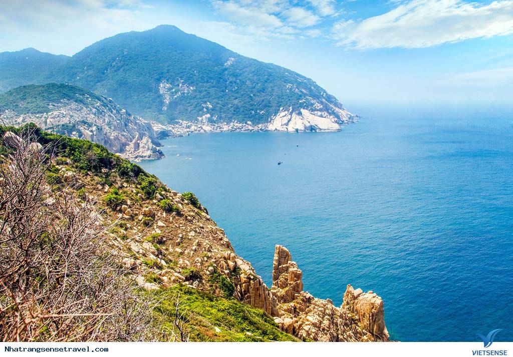 Vinh Nha Trang Êm Đềm Nhìn Từ Ngọn Hải Đăng Hòn Lớn - Ảnh 7