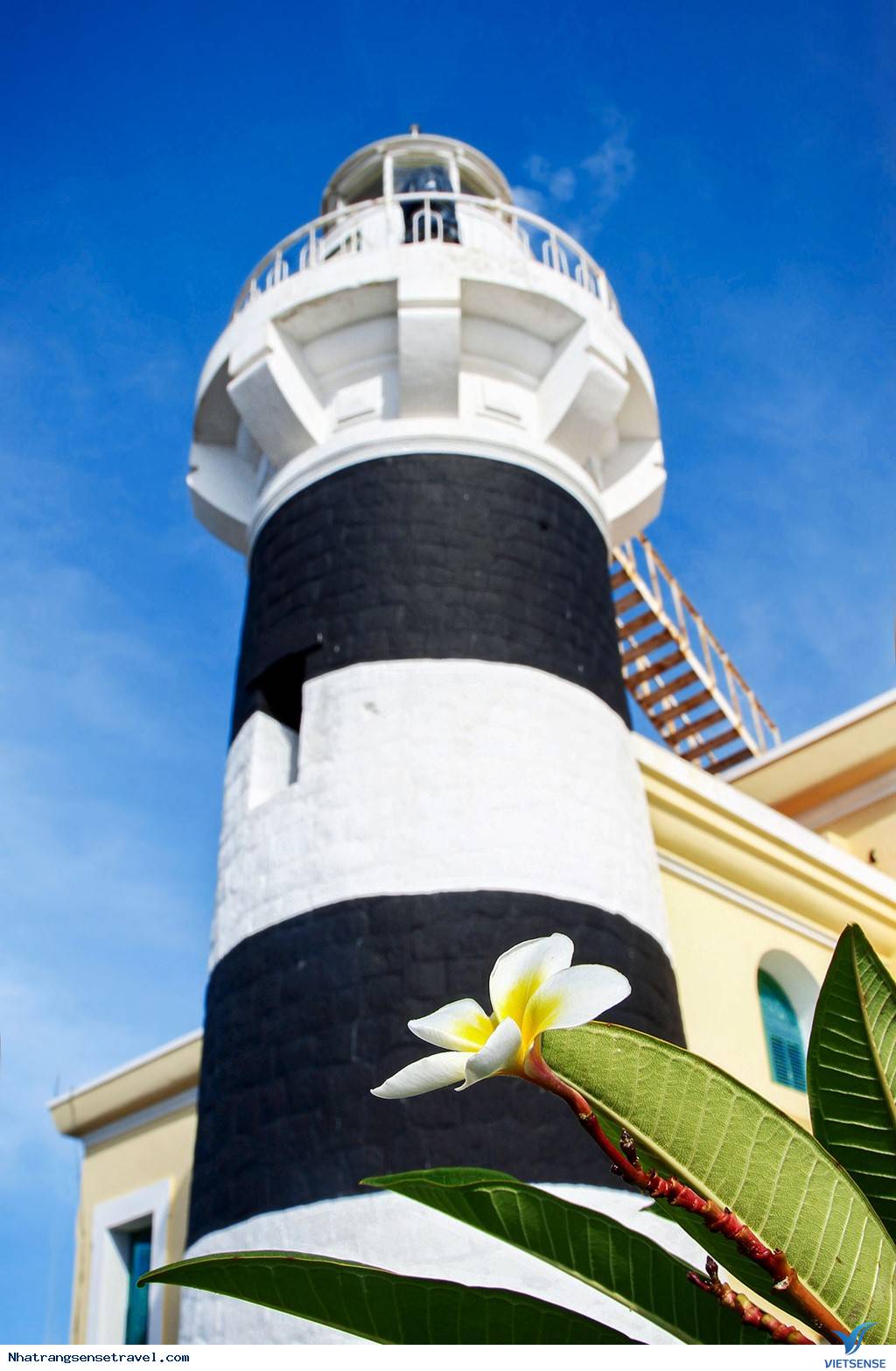 Vinh Nha Trang Êm Đềm Nhìn Từ Ngọn Hải Đăng Hòn Lớn - Ảnh 13