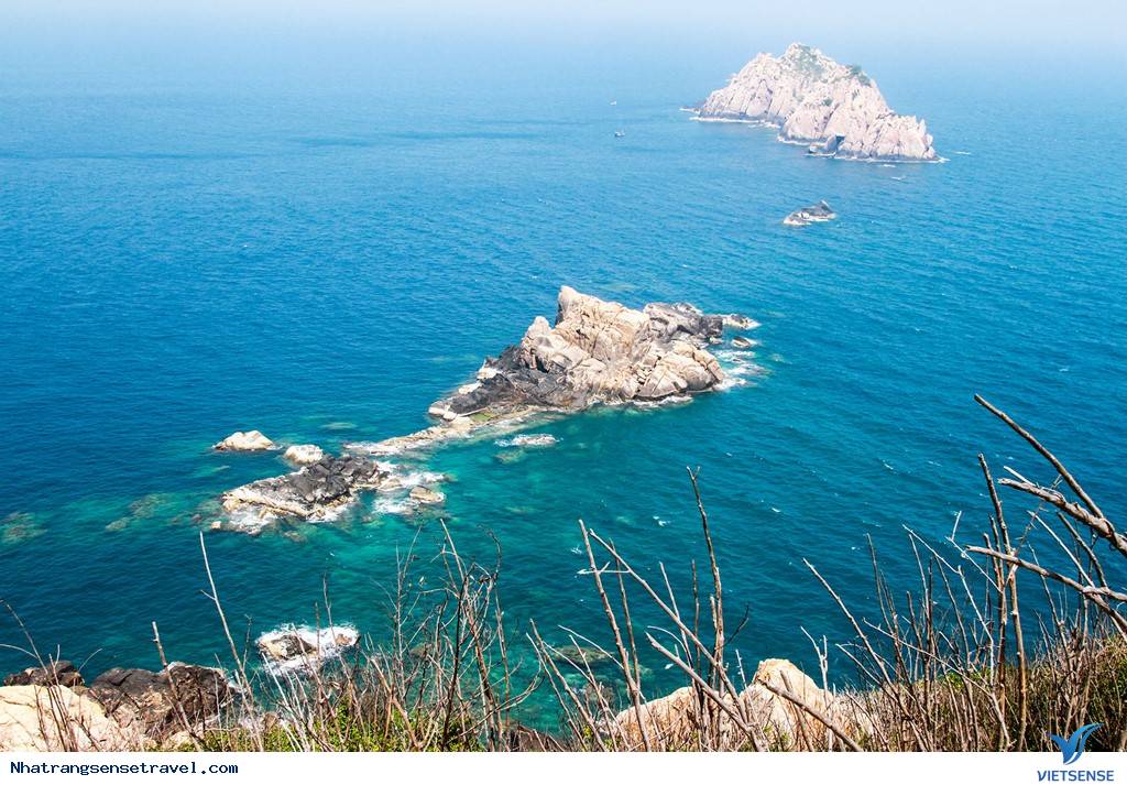 Vinh Nha Trang Êm Đềm Nhìn Từ Ngọn Hải Đăng Hòn Lớn - Ảnh 16